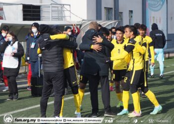 BRAD MALONEY (tengah) meraikan pencapaian anak-anak buahnya yang berjaya mengesahkan tempat ke Piala Asia B-23 2022 di Uzbekistan selepas terikat 0-0 dengan Thailand di Stadium MFF, Ulaanbaatar, Mongolia.- IHSAN FAM