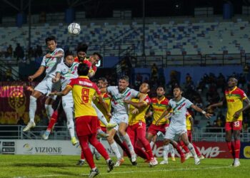 SELANGOR (jersi merah kuning) dan Kuching City berebut bola di udara dalam saingan perlawanan Kumpulan B Piala Malaysia di Stadium MB Petaling Jaya, malam kelmarin.- UTUSAN/SHIDDIEQIIN ZON
