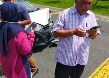 AHMAD Said (kanan) selepas terlibat dalam kemalangan di Kilometer 85, Jalan Kuala Terengganu-Kuantan di Dungun semalam