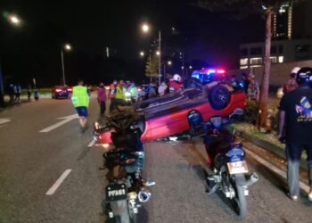 KEADAAN kemalangan yang menyebabkan seorang penunggang motosikal dan seorang pejalan kaki terbunuh dalam kejadian di Solaria Residences, Jalan Tun Dr Awang, Bayan Lepas, Pulau Pinang malam tadi.