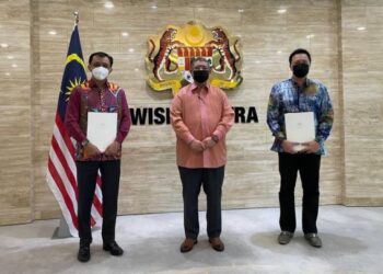 SAIFUDDIN Abdullah bergambar dengan Ahmad Idham Ahmad Nadzri (kiri) dan Eizlan Yusof di Wisma Putra hari ini. – Foto ihsan Kementerian Luar