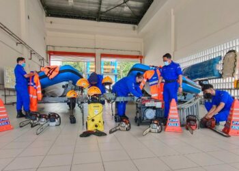 AHMAD Shahfikri Darus (dua dari kanan) dan anggotanya memeriksa peralatan yang digunakan sebagai persediaan menghadapi fenomena air pasang besar di Kompleks APM, Langkawi hari ini. - UTUSAN/NUR AMALINA AZMAN