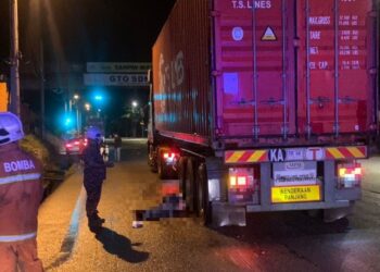 KEADAAN kemalangan di kilometer 0.8, Jalan Tampin-Seremban, Tampin. - GAMBAR IHSAN BOMBA