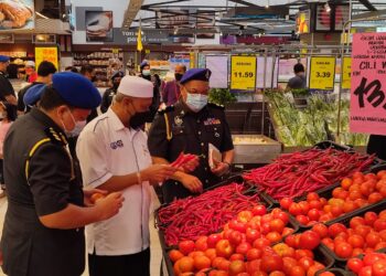 WAN Romani Wan Salim (tengah) melakukan tinjauan Skim Harga Maksimum Musim Perayaan Deepavali Peringkat  Negeri Kedah, di Pasar Raya Mydin, Sungai Petani hari ini. - UTUSAN/NUR SYAZWANA MANSOR