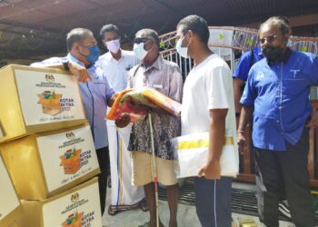 ABDUL Azeez Abdul Rahim (kiri) beramah mesra bersama masyarakat India pada majlis penyampaian sumbangan sempena Deepavali di Taman Permai Jaya, Kuala Ketil, Baling. - UTUSAN/NORLIA RAMLI