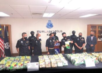 Razarudin (tiga,kiri) menunjukkan sebahagian dadah yang dirampas di MASKargo KLIA.