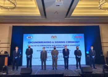 Muhammad Sanusi (empat dari kiri) bersama Mahdzir (tiga dari kanan) pada majlis pecah tanah loji NBL HS Industries.