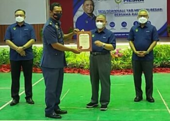 SAARANI Mohamad (dua dari kanan) menyampaikan sijil penyertaan kepada Ketua Balai Bomba dan Penyelamat Kuala Kangsar, Ahmad Izuwan Zakaria pada sesi townhall bersama penjawat awam dan warga keselamatan di Dewan Millenium Lubok Merbau, Padang Rengas hari ini. - UTUSAN/ASLIZA MUSA