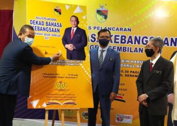 AMINUDDIN Harun (kiri) ketika merasmikan Majlis Pelancaran Dekad Bahasa Kebangsaan Peringkat Negeri Sembilan 2021 di Perpustakaan Negeri, Seremban hari ini. - UTUSAN/NOR SHAFAWATI YUP