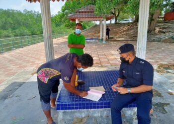 POLIS melakukan pemantauan bagi memastikan orang ramai dan pelancong kekal mematuhi SOP dalam operasi sekitar daerah Manjung semalam. - UTUSAN/IHSAN PDRM