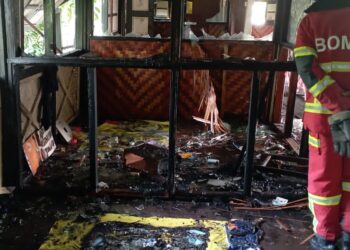 KEADAAN kebakaran kecil dalam bangunan bekas Sekolah Melayu Kampung Kuchai di Ipoh hari ini. - UTUSAN/IHSAN JBPM