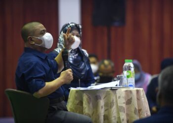 SAARANI Mohamad berucap pada sesi 'townhall' bersama penjawat awam dan warga keselamatan di Dewan Millenium Lubok Merbau di Padang Rengas hari ini. - UTUSAN/ASLIZA MUSA