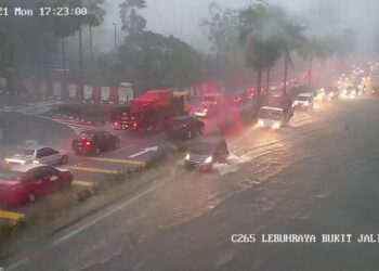 BANJIR Kilat di hadapan Astro menghala ke Bulatan Lumba Kuda 
di Lebuhraya Bukit Jalil.