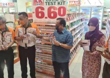ALEXANDER Nanta Linggi (tengah) dan Pengasas dan Pengerusi Eksekutif Kumpulan KK Supermart & Superstore Sdn. Bhd., Datuk Seri Dr. KK Chai
pelancaran penjualan kit ujian kendiri Covid-19 di KLIA2.