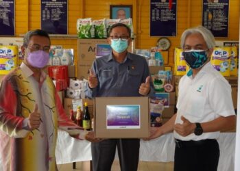 SAZLI Zakaria (kanan) menyampaikan bantuan kepada Zulyadain Limat (kiri) sambil disaksikan Diew Ching dalam Program Sentuhan Kasih Deepavali 2021 Petronas di Port Dickson.