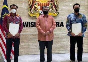 EIZLAN Yusof (kanan) dan Ahmad Idham (kiri) bersama Saifuddin Abdullah pada majlis pelantikan mereka di Wisma Putra.