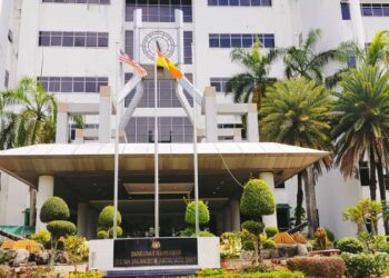 TIGA lelaki dihadapkan ke Mahkamah Sesyen Shah Alam atas dua pertuduhan menerima wang deposit tanpa lesen bagi tujuan pelaburan berjumlah RM2.14 juta. - GAMBAR HIASAN