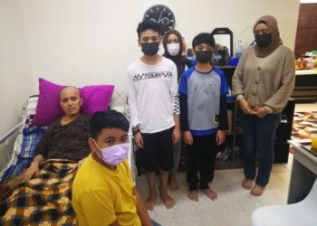 NOR Mazaffe Mazlan (kiri) tinggal di Klang, Selangor terpaksa menanggung kelima-lima anaknya yang masih bersekolah dalam keadaan terlantar akibat penyakit kanser tulang yang dialaminya sejak empat tahun lalu. 
– UTUSAN / ABDUL RAZAK IDRIS