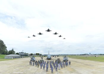 ACKBAL Abdul Samad (depan) bergambar bersama peserta Eksesais Paradise Siri 8/2021 di Pangkalan Udara Kuantan di Kuantan, Pahang. - UTUSAN/SHAIKH AHMAD RAZIF