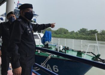 MAZLAN Lazim meninjau Sempadan Malaysia-Thailand menerusi Op Benteng di Jeti Pengkalan Marin, Sungai Golok di Tumpat. - UTUSAN/ROSLIZA MOHAMED