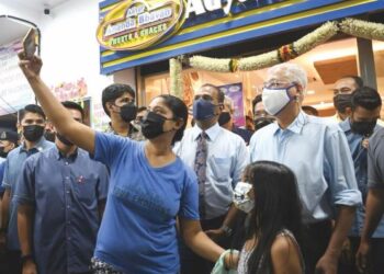 MASYARAKAT India mengharapkan misi dan visi Keluarga Malaysia di bawah kepimpinan Ismail Sabri Yaakob (kanan) membawa sinar baharu kepada mereka. – IHSAN PEJABAT PERDANA MENTERI