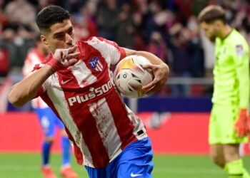 LUIS Suarez dijangka mengetuai jentera serangan Atletico Madrid selepas Antoine Griezmann berdepan penggantungan apabila mengutip kad merah ketika berdepan Liverpool pada perlawanan Liga Juara-Juara di laman sendiri, 20 Oktober lalu. - AGENSI