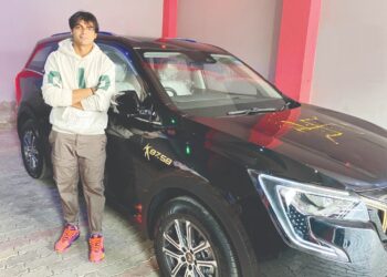 NEERAJ Chopra bergambar dengan Mahinda XUV700 edisi emas rejam lembing.- IHSAN TWITTER NEERAJ CHOPRA