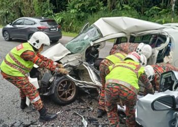 ANGGOTA bomba mengeluarkan mangsa yang tersepit dalam nahas membabitkan dua kereta di Jalan Gerik-Jeli berhampiran R&R Titiwangsa di Gerik hari ini. - UTUSAN/IHSAN JBPM