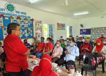 AWANG Aslee Lakat (kiri) merasmikan mesyuarat cawangan berkelompok di Beaufort semalam.