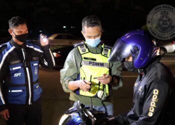 MOHD. SHUHAILY  Mohd. Zain (dua dari kiri) menjalankan pemantauan di tujuh lokasi sekatan jalan raya sekitar Pulau Pinang menerusi Op Mabuk malam tadi.-GAMBAR SUMBER PDRM