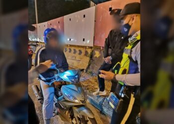 ANGGOTA polis memeriksa pengguna jalan raya dalam Op Khas Nombor Pendaftaran dan Pencegahan Jenayah sempena Hari Deepavali di sekitar Shah Alam, Selangor malam tadi.