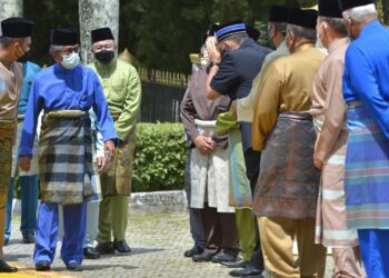 RAJA Muda Perak, Raja Jaafar Raja Muda Musa (kiri) berangkat pada majlis kesyukuran sempena sambutan ulang tahun keputeraan Sultan Perak, Sultan Nazrin Muizzuddin Shah di Masjid Ubudiah, Kuala Kangsar hari ini. - UTUSAN/ZULFACHRI ZULKIFLI