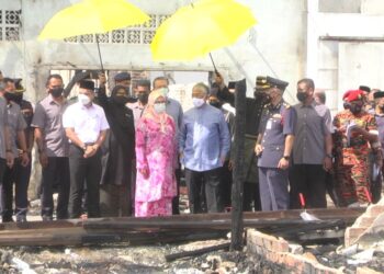 AL-SULTAN ABDULLAH Ri'ayatuddun Al-Mustafa Billah Shah dan Tunku Azizah Aminah Maimunah Iskandariah mencemar duli meninjau lokasi kebakaran di Kampung Baru Karak di Bentong, Pahang.