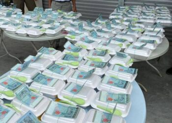 BUNGKUSAN makanan diselitkan wang tunai RM50 seperti tular dalam media sosial dipercayai berlaku di Melaka. - UTUSAN/DIYANATUL ATIQAH ZAKARYA