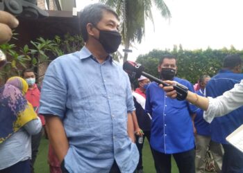 MOHAMAD Hasan bercakap kepada pemberita selepas merasmikan majlis penyerahan negeri angkat Parlimen Masjid Tanah di Masjid Tanah, Melaka. - UTUSAN/MUHAMMAD SHAHIZAM TAZALI