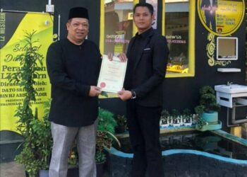 ZUHAIRI Ab. Kadir (kiri) menyampaikan watikah Kapten Kehormat Majlis Sukarelawan Bencana Negara (MSBN) kepada Pengarah Urusan LZ Western, Mohamad Hafizi Mohd. Zanani.