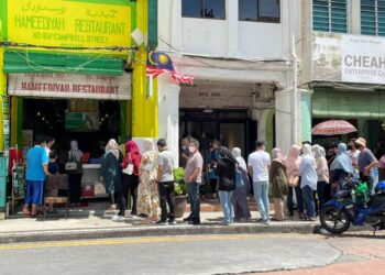 PELANCONG sanggup beratur panjang di Restoran Hameediyah, Georgetown, Pulau Pinang baru-baru ini.