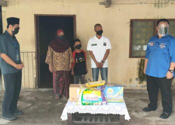 TUANKU SYED FAIZUDDIN PUTRA JAMALULLAIL (kanan) berkenan singgah menyantuni dan menyampaikan sumbangan agihan zakat kepada asnaf yang tinggal bersama anaknya di Kampung Bangsal Lebah, Kangar, Perlis, semalam.- UTUSAN