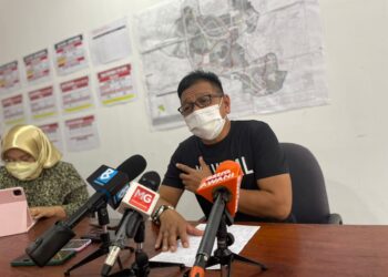 NORHIZAM Hassan Baktee ketika sidang akhbar di Bilik Gerakan Operasi DUN Pengkalan Batu di Taman Lagenda, Peringgit, Melaka. - UTUSAN/DIYANATUL ATIQAH ZAKARYA