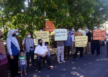 PENDUDUK di Pintasan Kelicap, Bayan Lepas, Pulau Pinang berkumpul secara aman bagi membantah notis arahan mengalihkan tanaman oleh MBPP hari ini. - UTUSAN/IQBAL HAMDAN