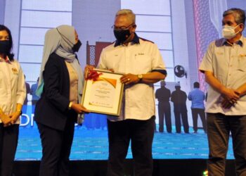 NOH Omar (dua kanan) menyampaikan sijil penghargaan kepada syarikat Hazzara Ventures  sempena Program JomXcess SME Bank Wilayah Selatan di Hotel Thistle, Johor Bahru di Johor. - UTUSAN/RAJA JAAFAR ALI