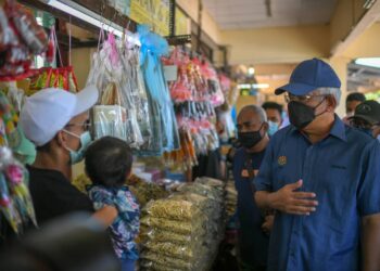 MAHDZIR Khalid beramah mesra dengan peniaga-peniaga ketika melawat Arked Tanjung Dawai di Merbok, Sungai Petani. - UTUSAN/SHAHIR NOORDIN