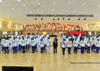 MASTURA Mohd. Yazid (tengah) bersama Abd. Aziz Abd. Rahman (berkot hitam) pada Majlis Pentauliahan Kor Sispa Peringkat Kebangsaan Kali ke-12 di Dewan Astaka, Universiti Malaysia Pahang (UMP) Kampus Gambang di Kuantan, Pahang. - UTUSAN/SHAIKH AHMAD RAZIF