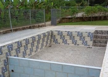 KOLAM renang lokasi kejadian kanak-kanak lelaki lemas di Kampung Balun, Slim River semalam. - UTUSAN