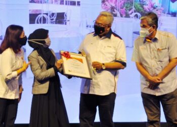 NOH Omar berbual dengan Norsyarmilla Jirin daripada Biz Milla Catering (M) Sdn. Bhd. ketika menyampaikan sijil penghargaan sempena Program JomXcess SME Bank Wilayah Selatan di Hotel Thistle, Johor Bahru di Johor. - UTUSAN/RAJA JAAFAR ALI