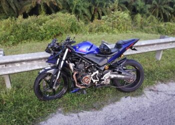 KEADAAN motosikal Yamaha YZF-R25 yang ditunggang Mior Farhansyamil Mior Shaharuddin selepas bergesel dengan sebuah treler di Kilometer 390, Lebuhraya Pantai Timur 2 (LPT 2) berhampiran Ajil di Hulu Terengganu hari ini.