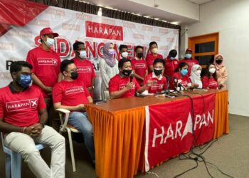 HOWARD Lee Chuan How (empat dari kiri) ketika sidang akhbar Pemuda PH di Graha Amanah Melaka, Bukit Katil, Melaka. - UTUSAN/DIYANATUL ATIQAH ZAKARYA