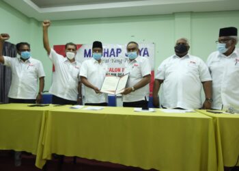 MOHAMMED Mosin Abdul Razak (tiga dari kanan) menyerahkan pelantikan sebagai calon kepada Abdul Aziz Osani Kasim pada majlis pengumuman calon Iman bagi PRN Melaka di Seremban hari ini. - UTUSAN/BADRUL HAFIZAN MAT ISA