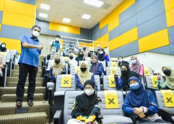 RADZI Jidin (kiri) bersama pelajar IPG Kampus Pendidikan Teknik, Bandar Enstek, Nilai, Seremban ketika mengadakan tinjaun kemasukan pelajar di IPG tersebut.