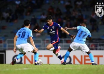 GERAKAN pemain sayap JDT, Akhyar Rashid (tengah) cuba dihalang Zainal Abidin Jamil (kiri) dan P. Rajes sewaktu saingan Piala Malaysia di Stadium MBPJ, Petaling Jaya, Selangor malam kelmarin.- IHSAN JOHOR SOUTHERN TIGERS